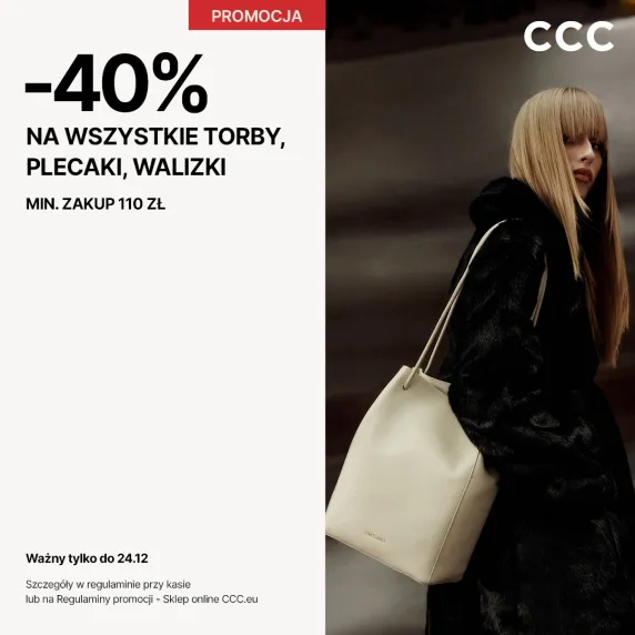 Blondynka w czarnym płaszczu z białą torbą 