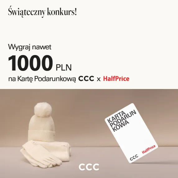 czapka biała i karta podarunkowa na beżowym tle 