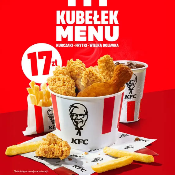 kubełek KFC i frytki na czerwonym tle 