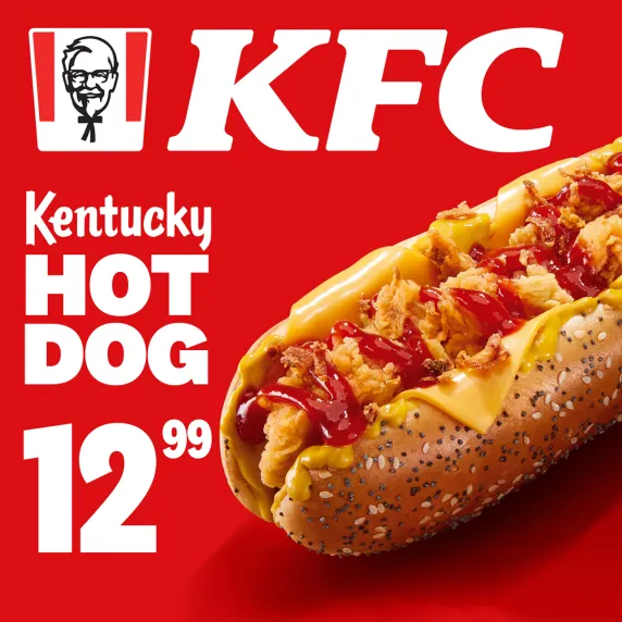 Hot dog na czerwonym tle.