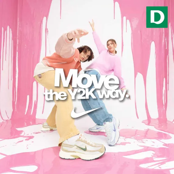 Biały napis na różowym tle.