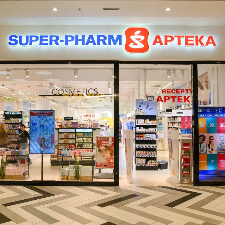 wejście do apteki Super-Pharm