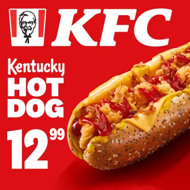 Hot dog na czerwonym tle.