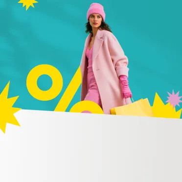 kobieta ubrana w różowy płaszcz i czapkę