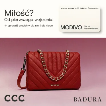 Torebka na różowym tle.