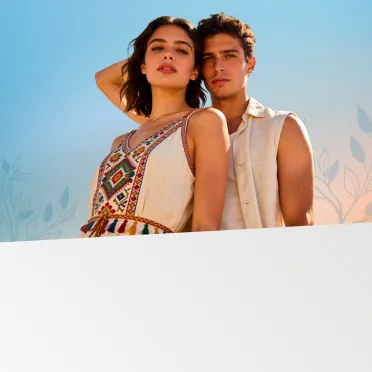 kobieta i mężczyzna ubrani w neutralne kolory