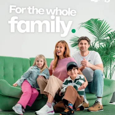 rodzina na sofie zielonej 